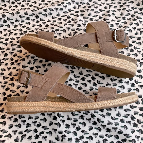 New Lucky Brand Gadine Suede T- Strap Sandals - Picture 7 of 13